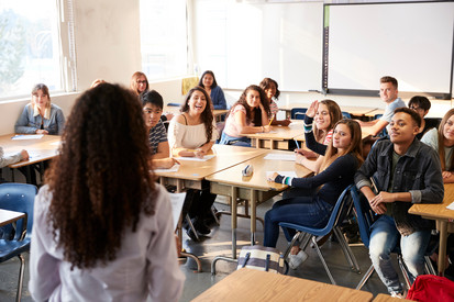 Fotos eines Klassensaals während eines Unterrichts mit Erwachsenen